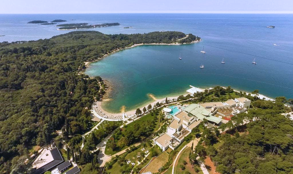 Hotel Eden se nahaja med polotokom, prekritim s stoletnim borovim gozdom, ter mirnim zalivom, oddaljen le nekaj minut hoje od starega mestnega jedra Rovinja. Rovinj Hrvaška